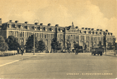 4218 Gezicht op de voorgevel van de Kazerne der Veldartillerie (Leidseweg 22) te Utrecht.N.B. De naam van de kazerne is ...